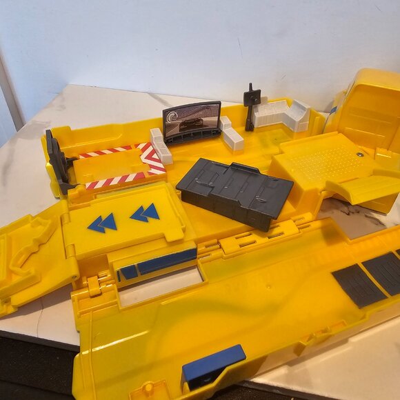 Disney Pixar Cars Hauler Collection Cruz Ramirez's Hauler Truck - Picture 4 of 15